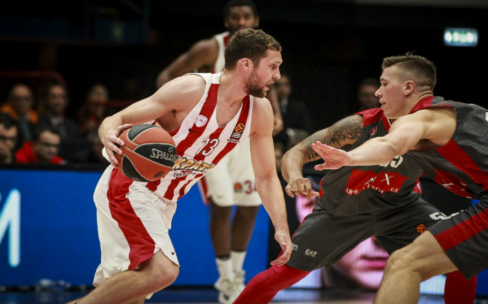 strelnieks-armani-olympiacos