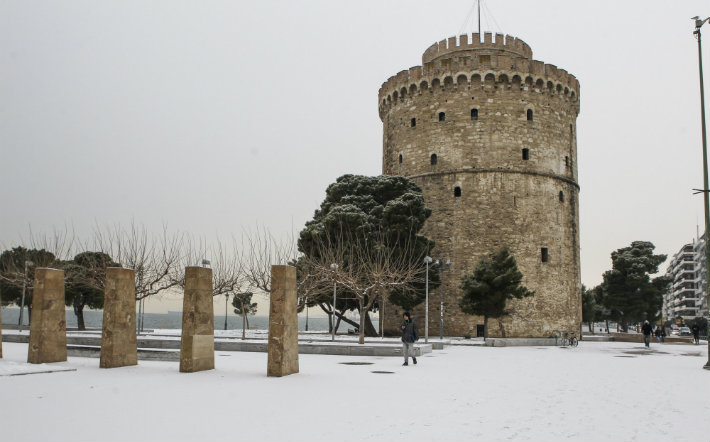 lefkos-pyrgos-xionismenos