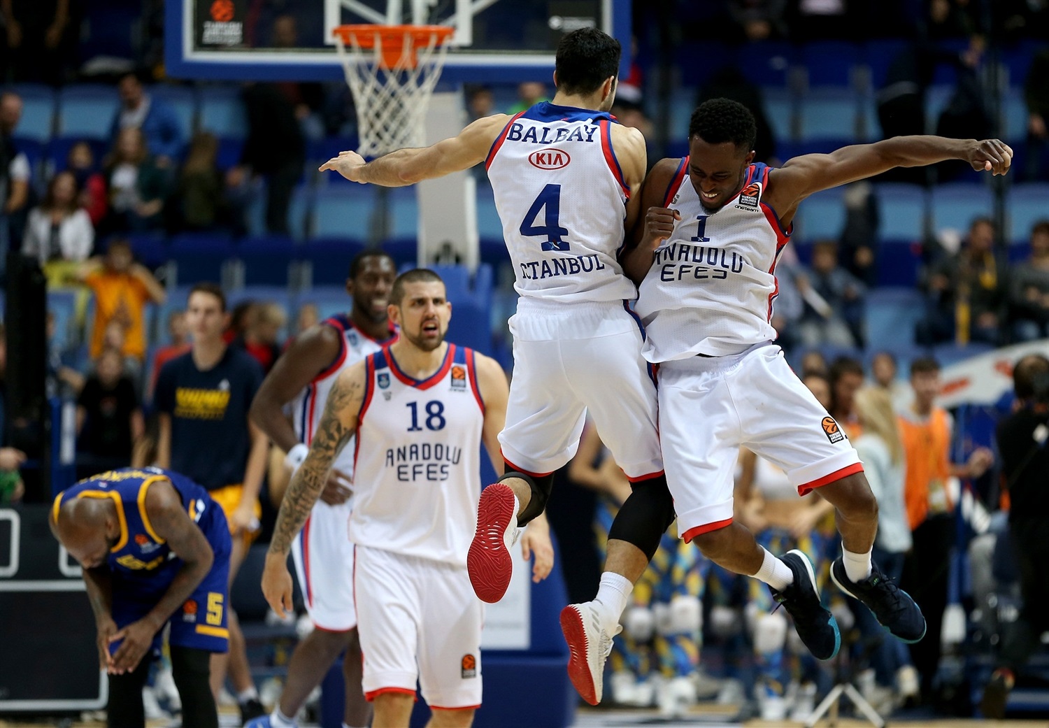 rodrigue-beaubois-celebrates-anadolu-efes-istanbul-eb18