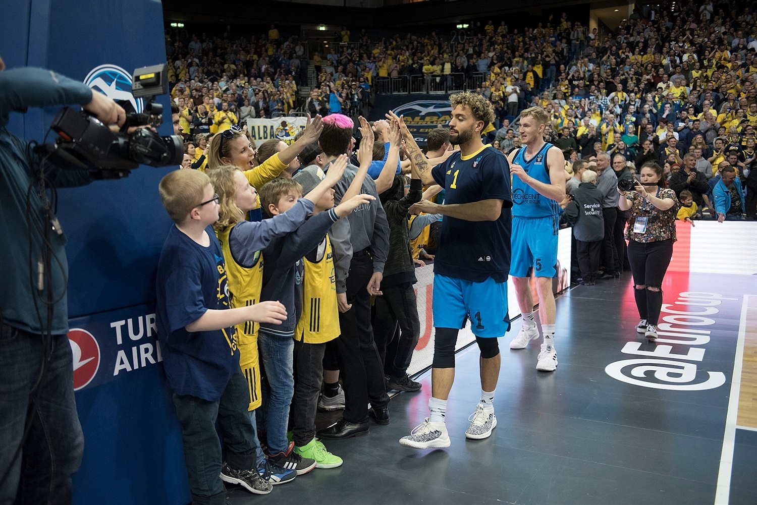 alba-berlin-celebrates-with-fans-eurocup-finals-game-2-ec18