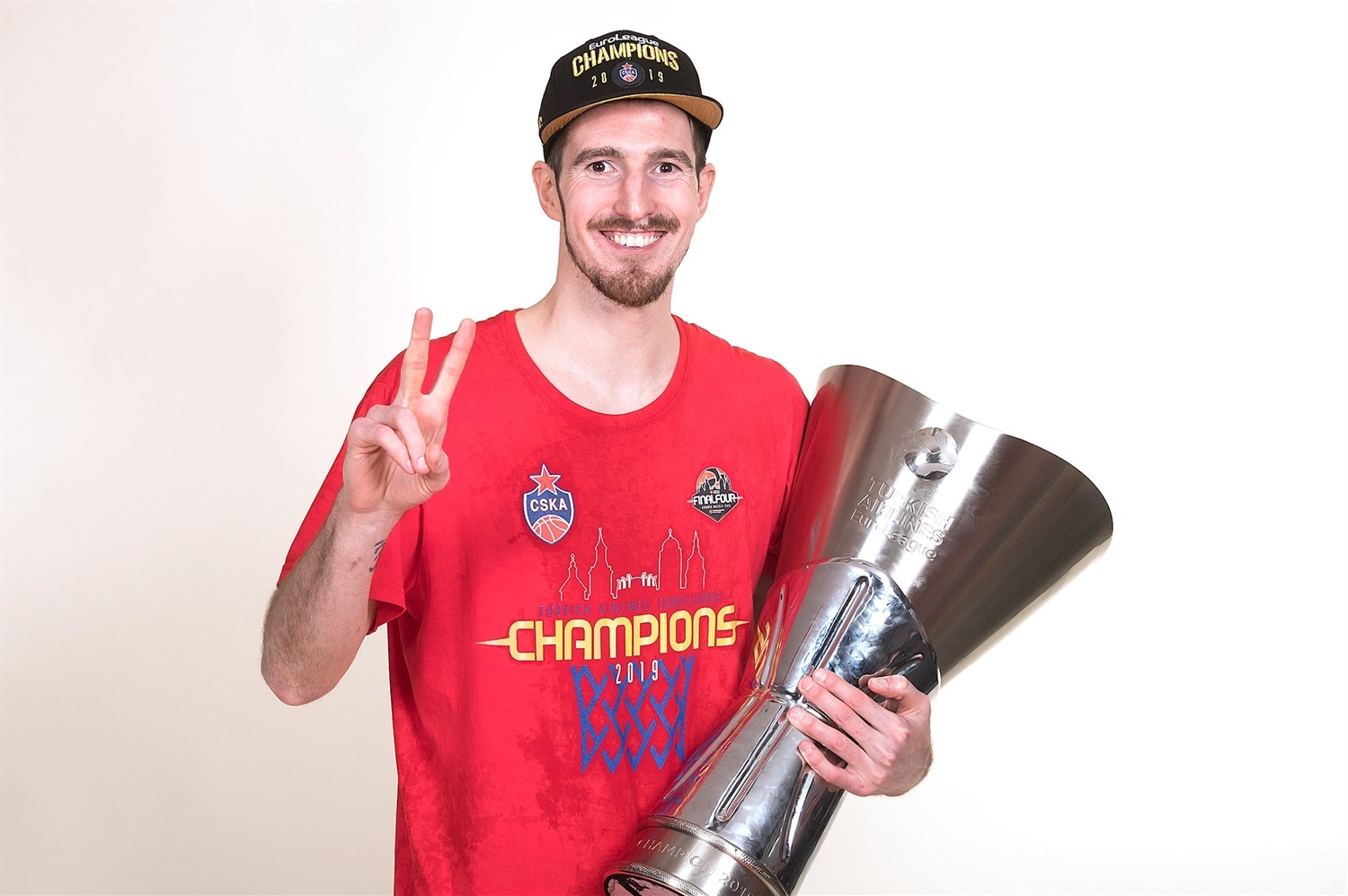 nando-de-colo-cska-trophy-photo-shoot-final-four-vitoria-gasteiz-2019-eb18