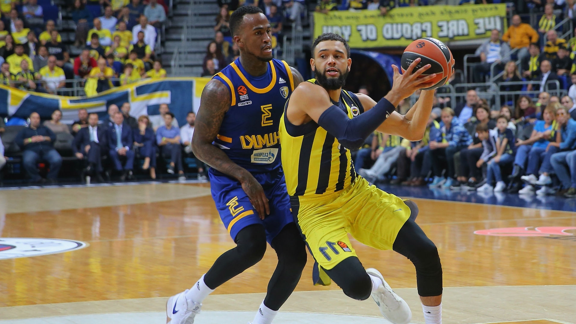 former-nba-guard-tyler-ennis-suffers-gruesome-leg-injury-in-turkish-league-game__488372_