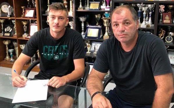 lagos-dimitris-ipografei-kalamaria