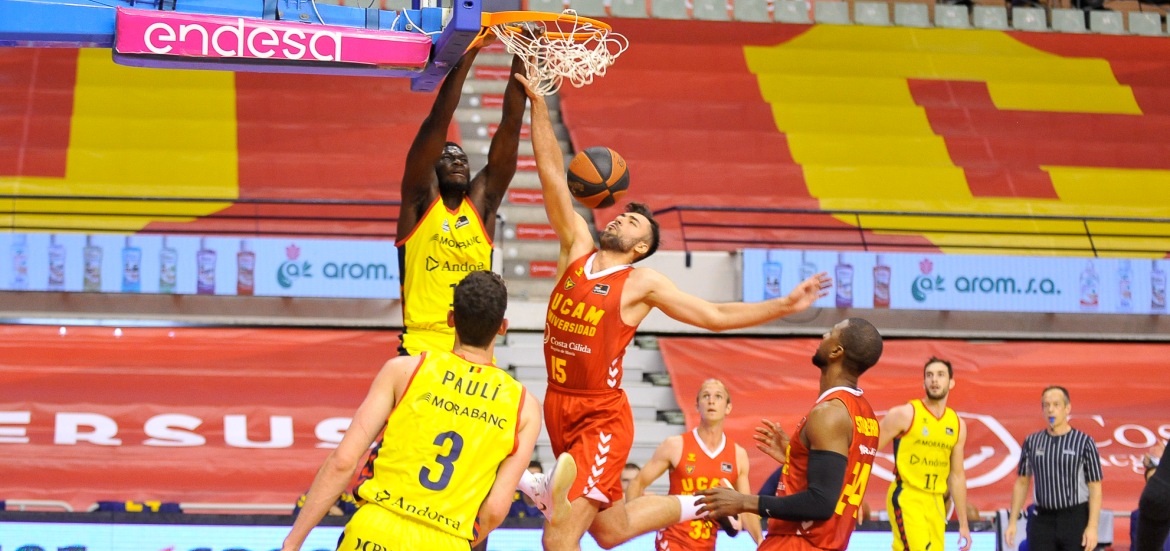 RS360428_J32 UCM-MBA Firmar acb Photo - J Bernal