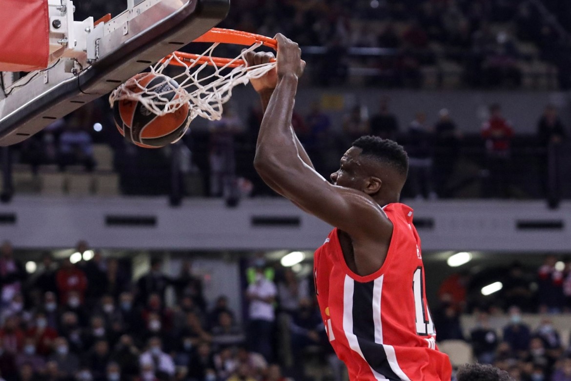 mousthapa-fall-olympiacos-piraeus-eb21