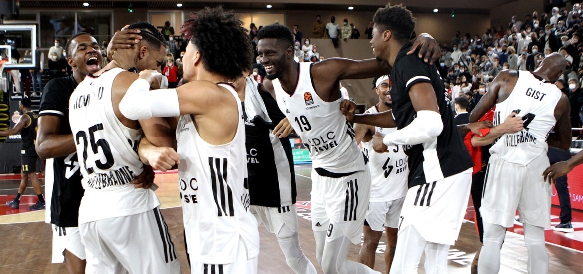 Howard-asvel-villeurbanne-celebrates-eb21