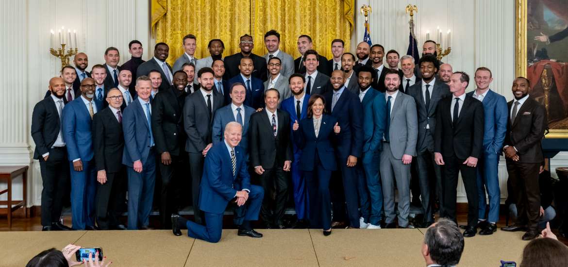 biden-gonatistos-me-warriors