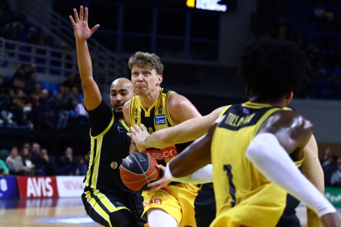 mindaugas-kuzminskas-aek-marousi