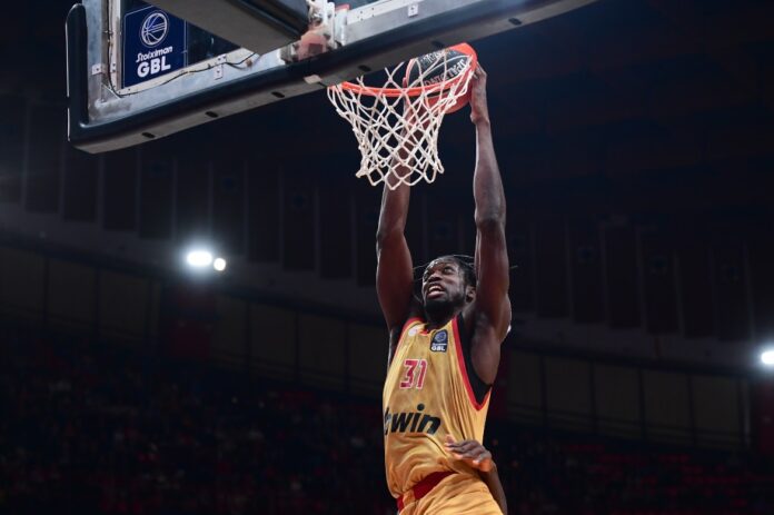 mensah-dunk-oly-lavrio