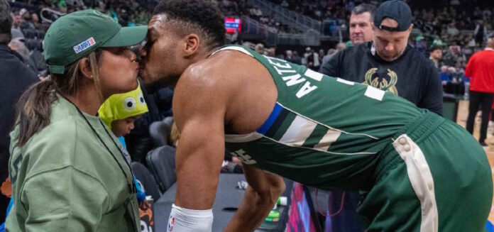 Γιάννης Giannis Antetokounmpo Mariah Riddlesprigger