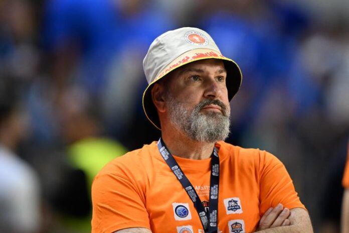 mantalos-me-kapello-f4