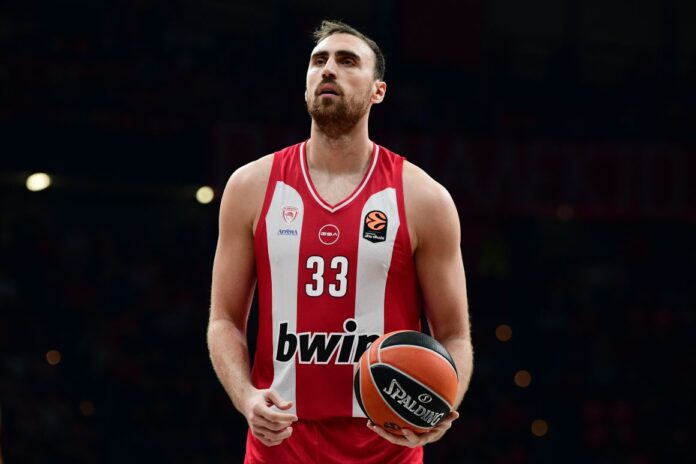 Milutinov Olympiacos-Dubai BC