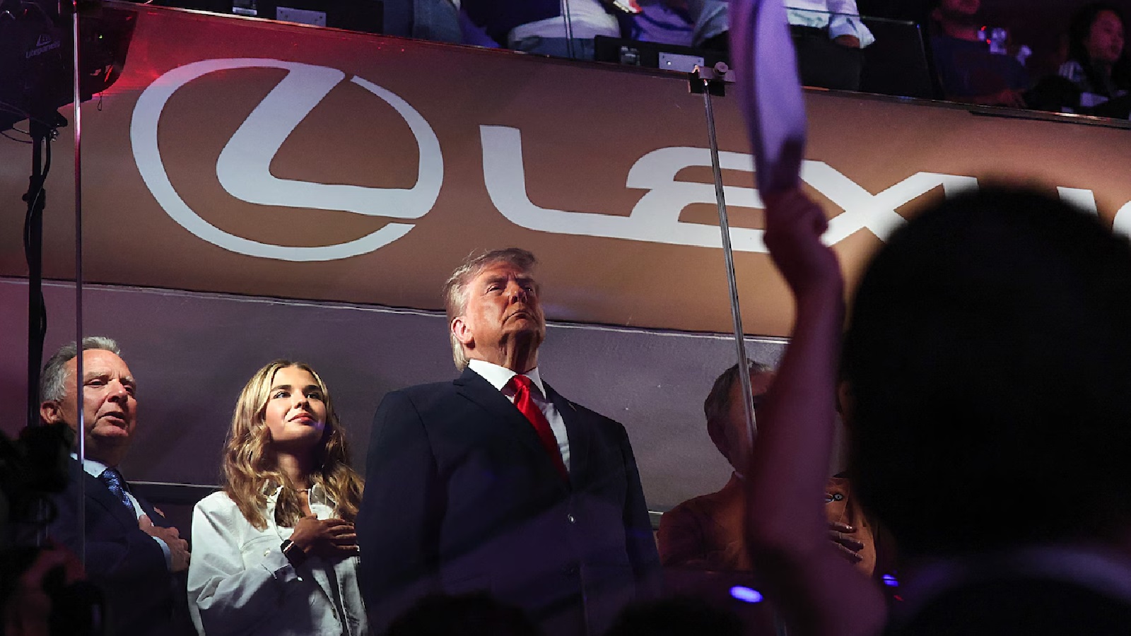 Τραμπ: Γιουχαΐσματα και… ύπνος στο MSG (vids)