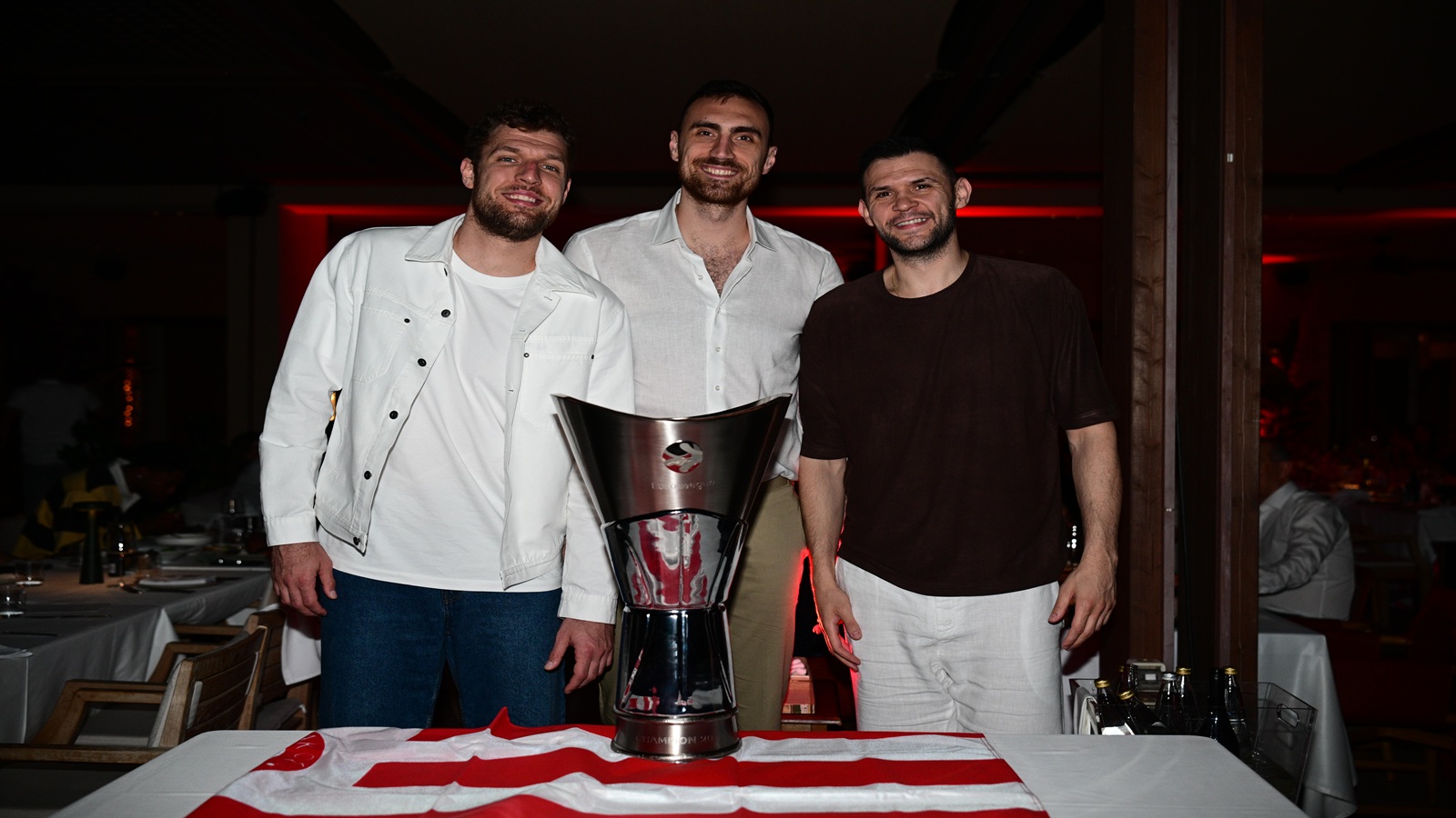 Μιλουτίνοφ: «H πραγματική Magic Moment του Final Four ήταν όταν ο Παπανικολάου σήκωσε το τρόπαιο» (vid)