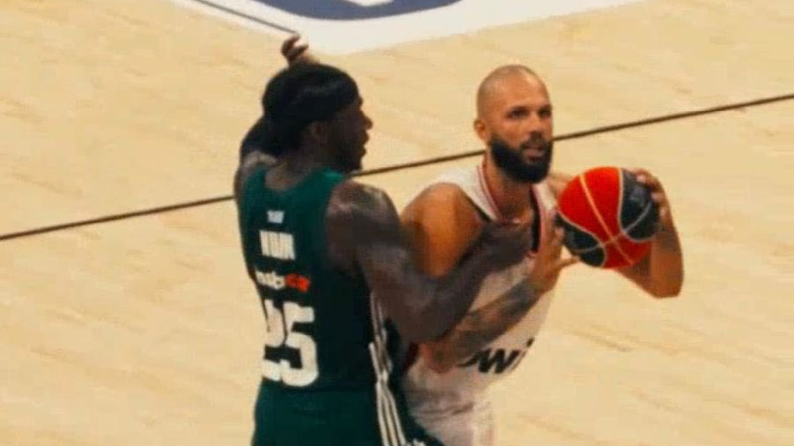 Ολυμπιακός: Απάντησε με νέο βίντεο του φάουλ στον Φουρνιέ και… ξανά «χωρίς σχόλιο» (vid+pics)