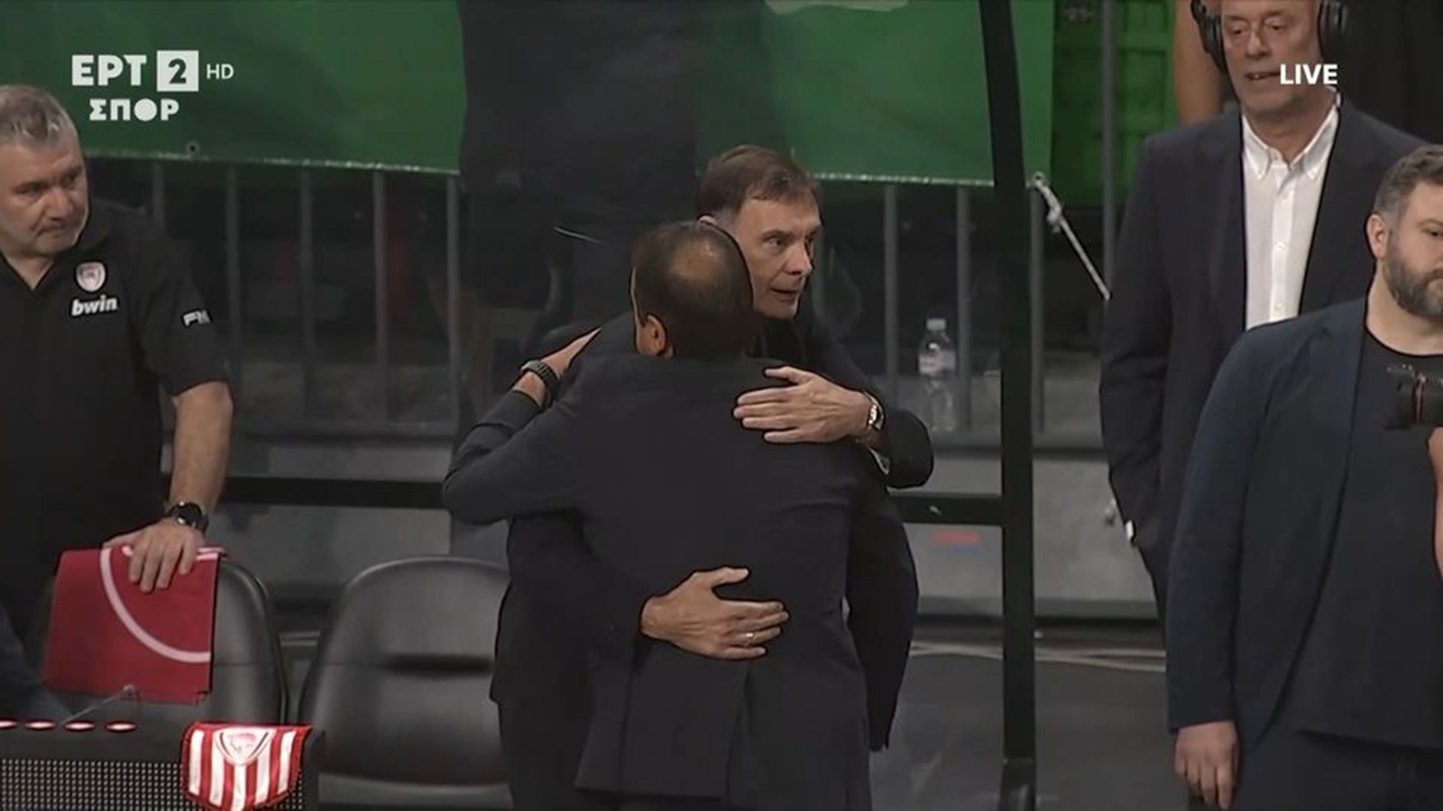 Παναθηναϊκός-Ολυμπιακός: Το χειροκρότημα στον Αταμάν και η αγκαλιά με Μπαρτζώκα (vid)